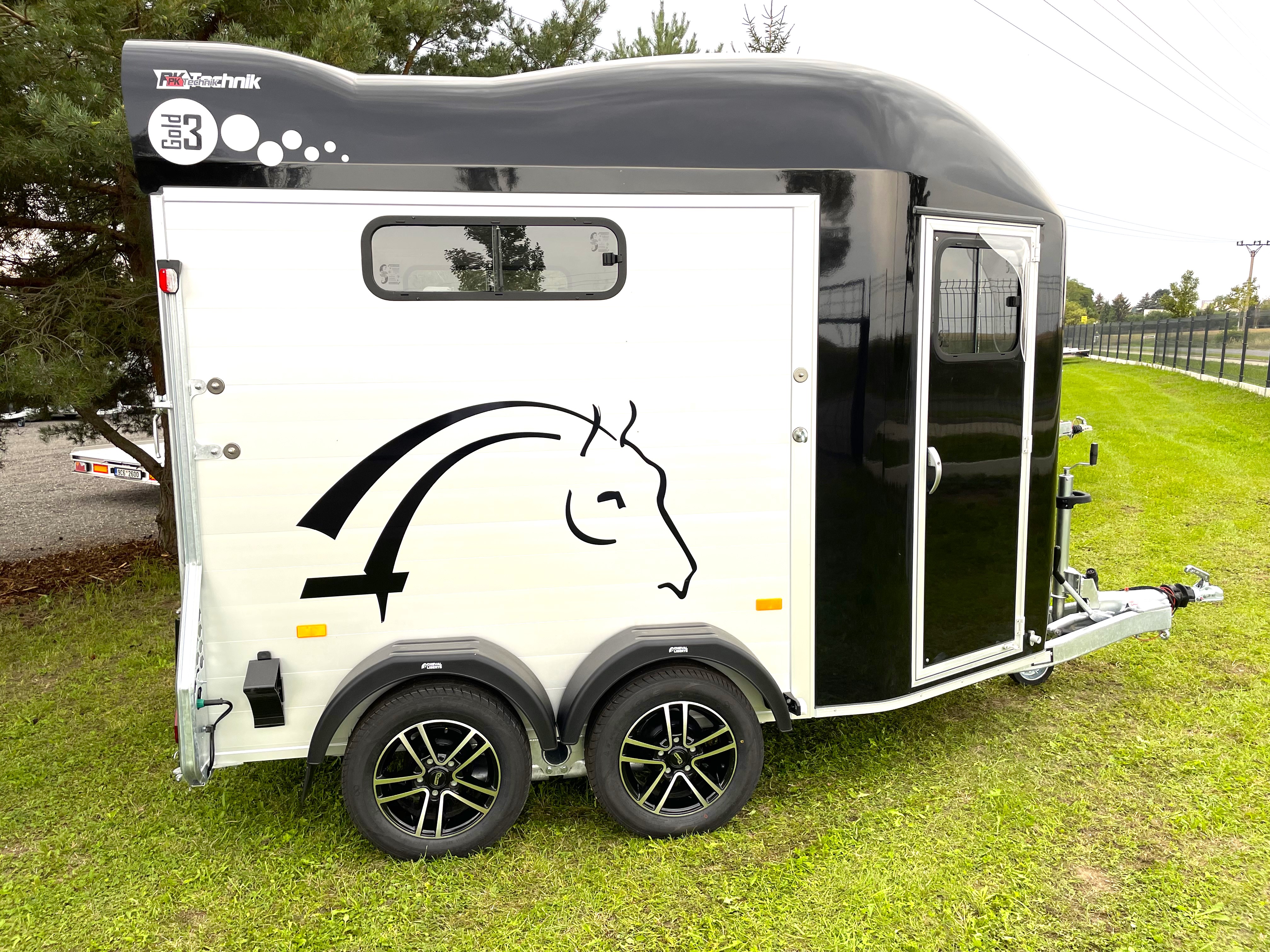 Přívěs pro koně Cheval Liberte Gold 3 černý ALU 2